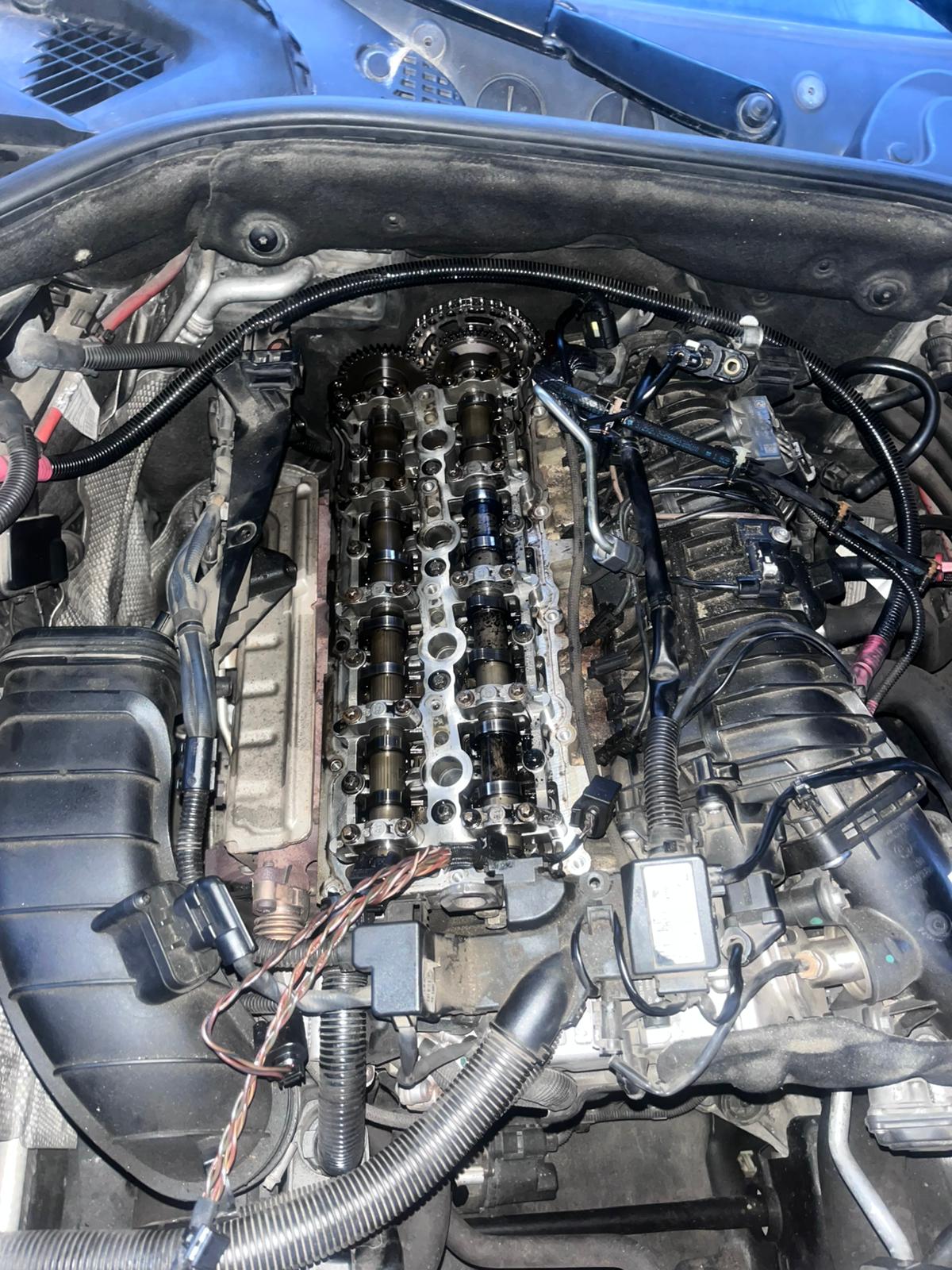 Komora silnika z demontowaną głowicą i wałkami