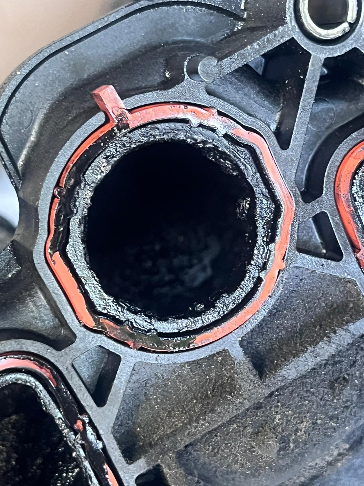 Zabrudzony otwór dolotu z uszczelką, zbliżenie