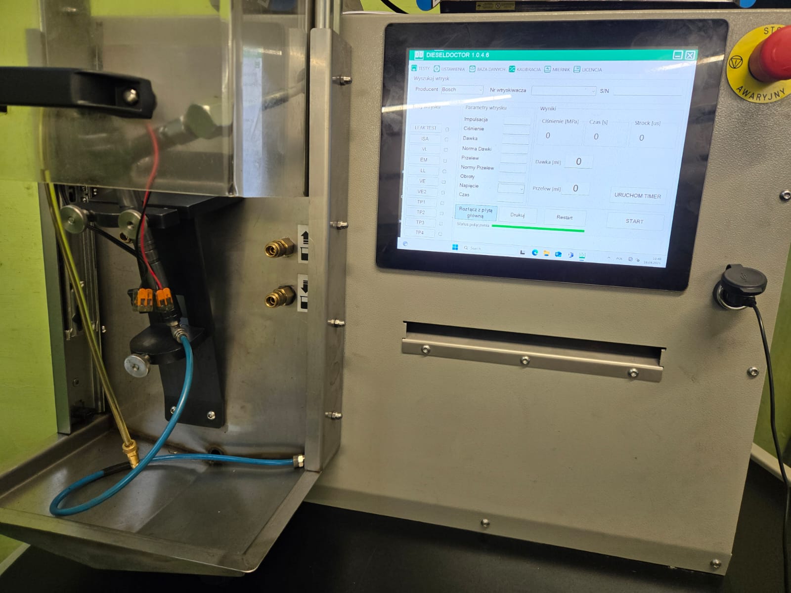 Stanowisko do testów wtryskiwaczy z ekranem komputera