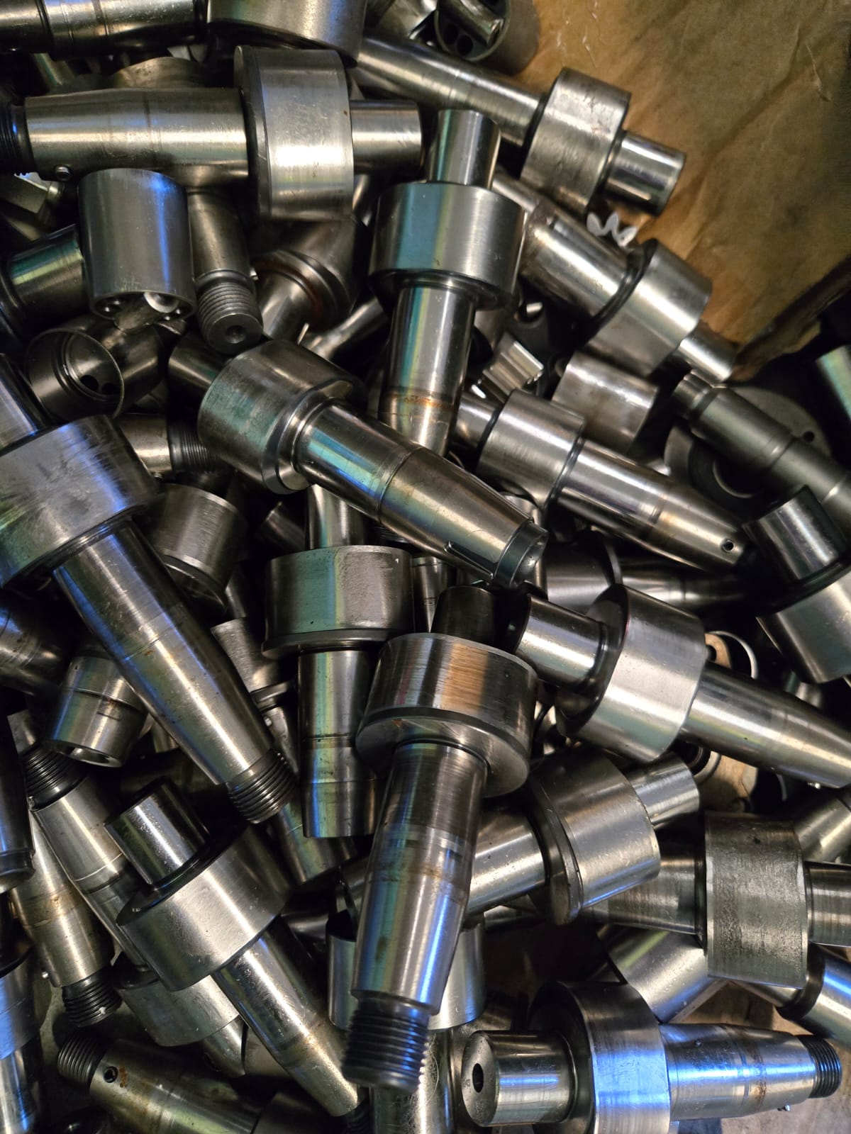 Stos elementów i dysz wtryskiwaczy w pojemniku