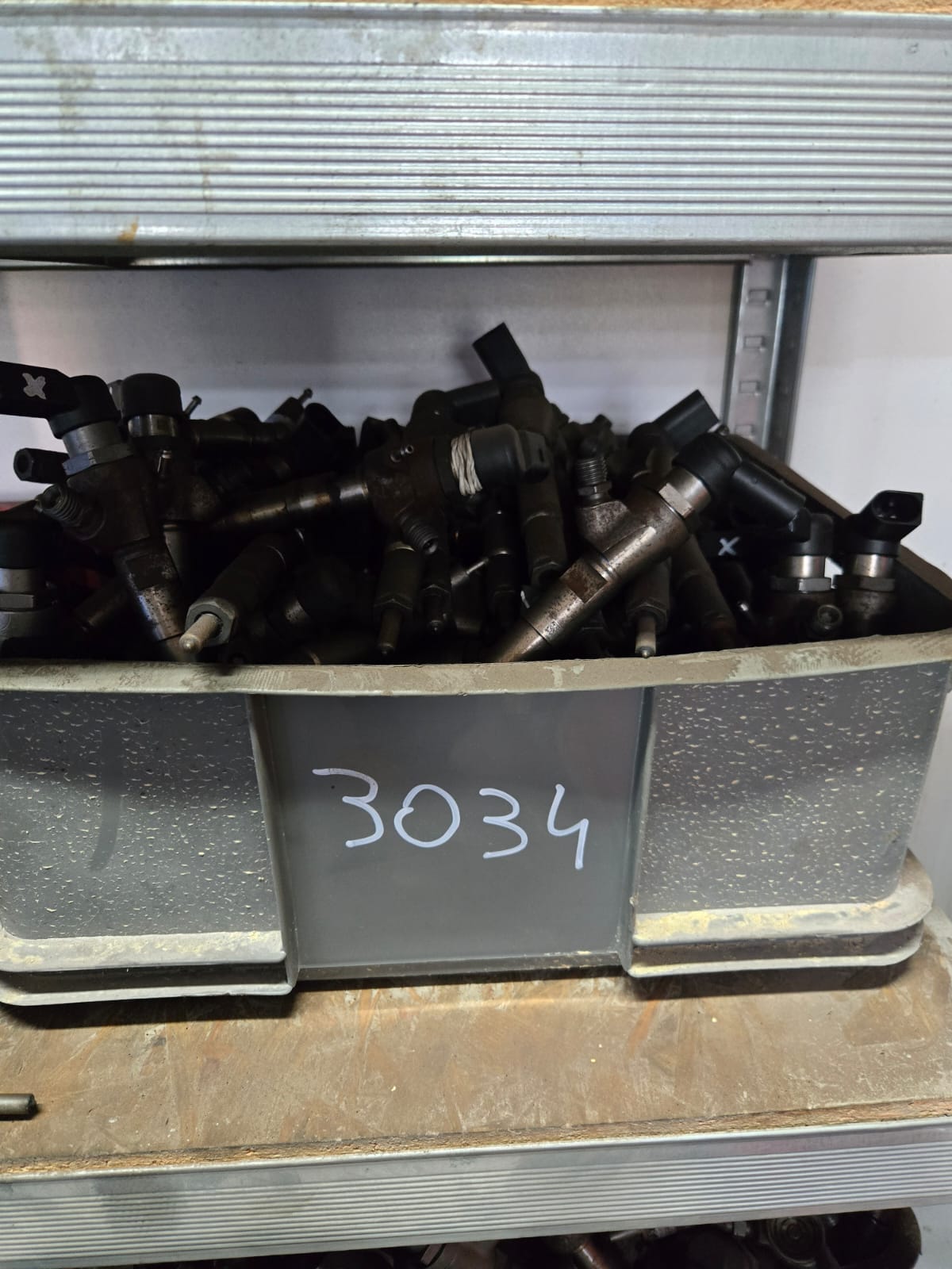 Skrzynka magazynowa z wtryskiwaczami, etykieta 3034