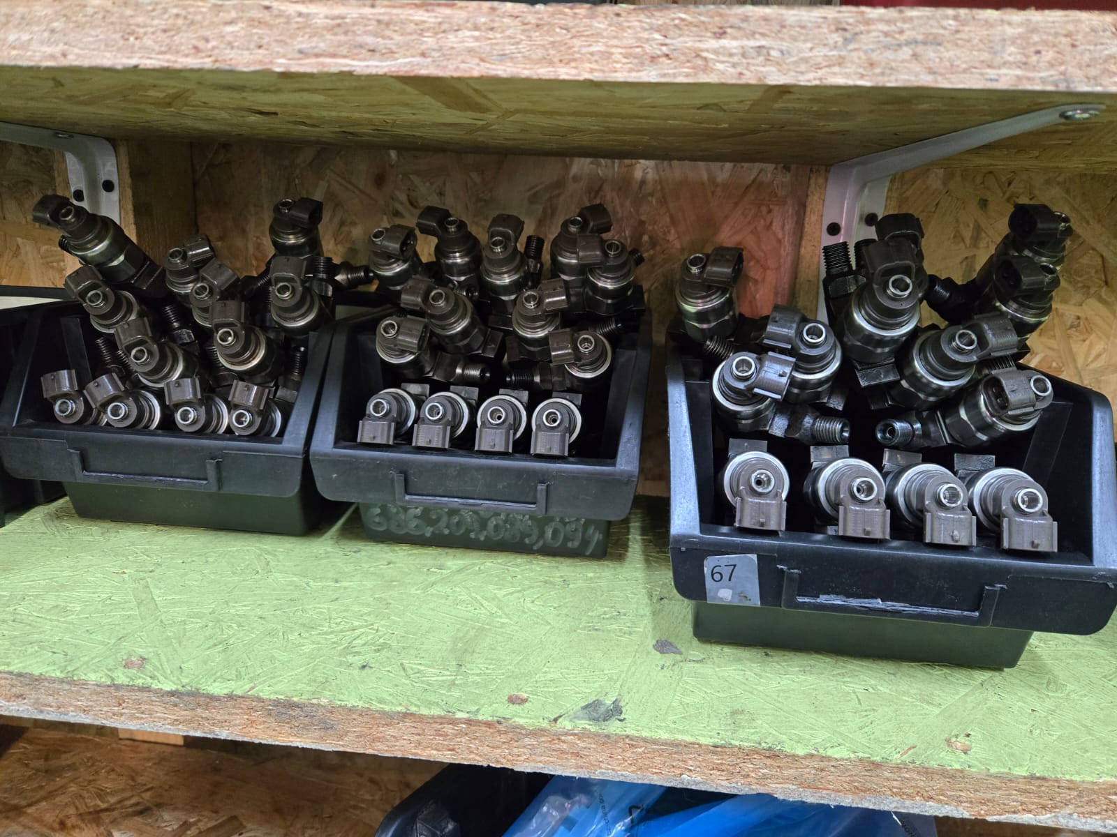 Tace z wtryskiwaczami przygotowanymi do regeneracji