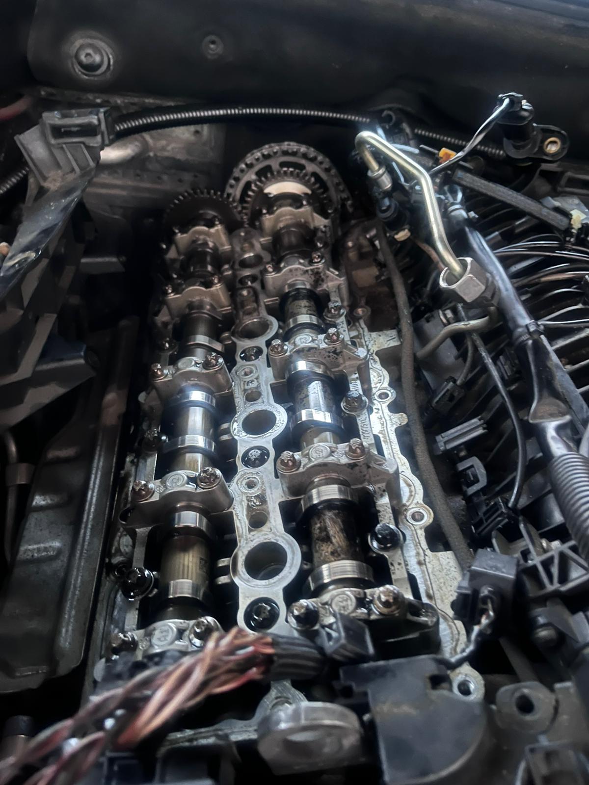 Stanowisko obróbki wtryskiwaczy na stole roboczym