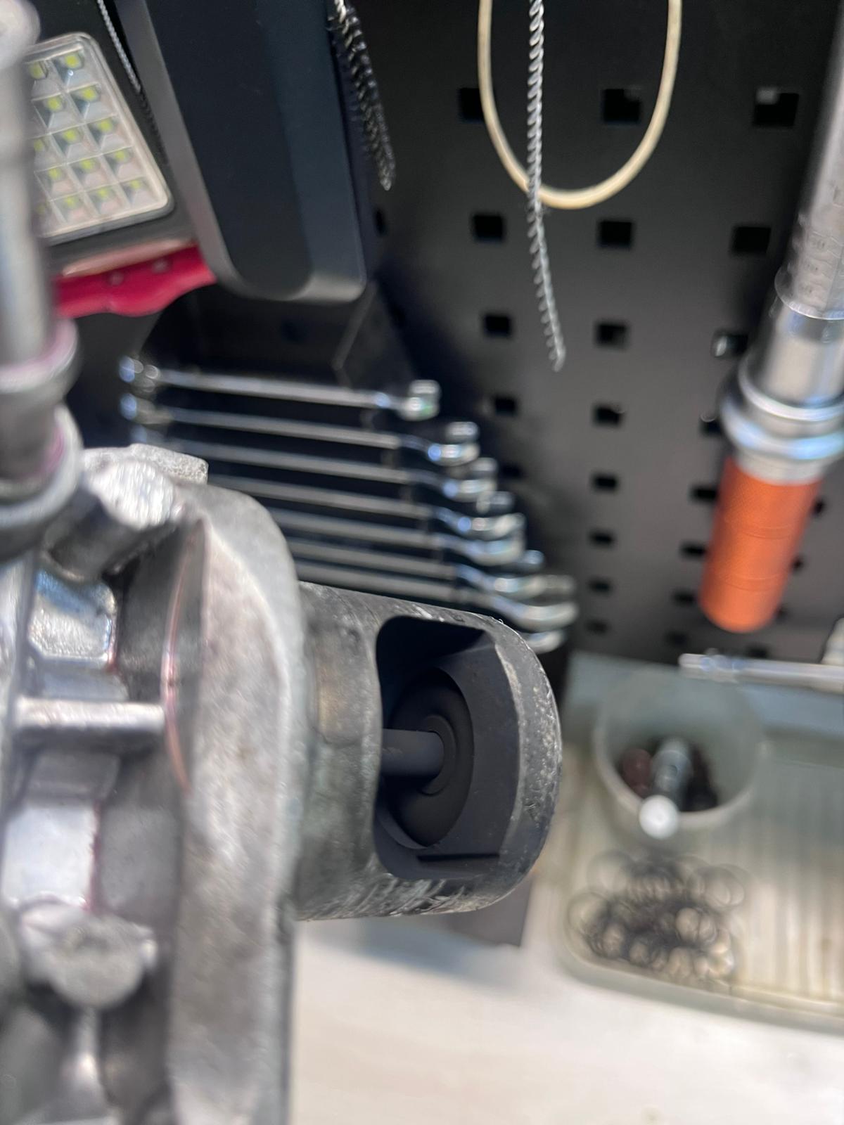 Stanowisko obróbki wtryskiwaczy na stole roboczym