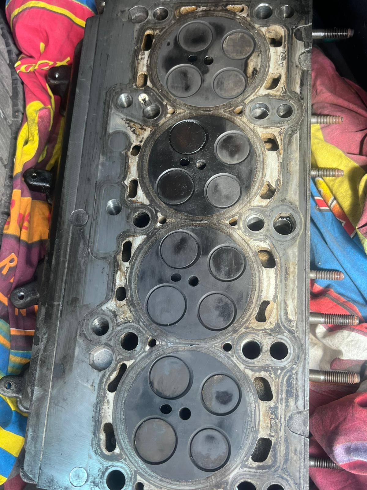 Stanowisko obróbki wtryskiwaczy na stole roboczym