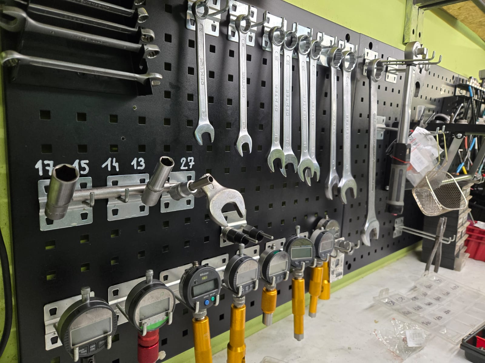 Stanowisko obróbki wtryskiwaczy na stole roboczym