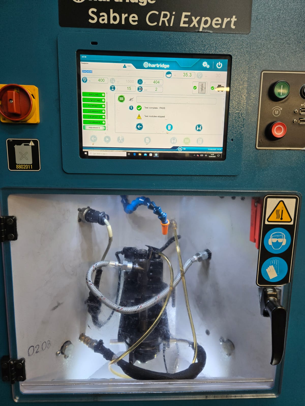 Stanowisko obróbki wtryskiwaczy na stole roboczym