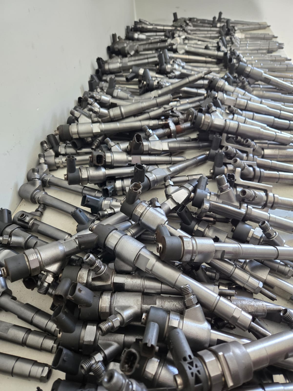 Stanowisko obróbki wtryskiwaczy na stole roboczym