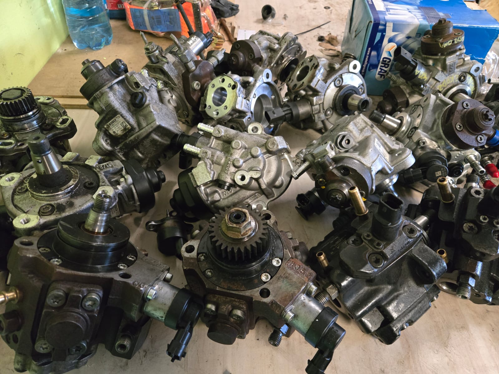 Stół warsztatowy z wtryskiwaczami i osprzętem