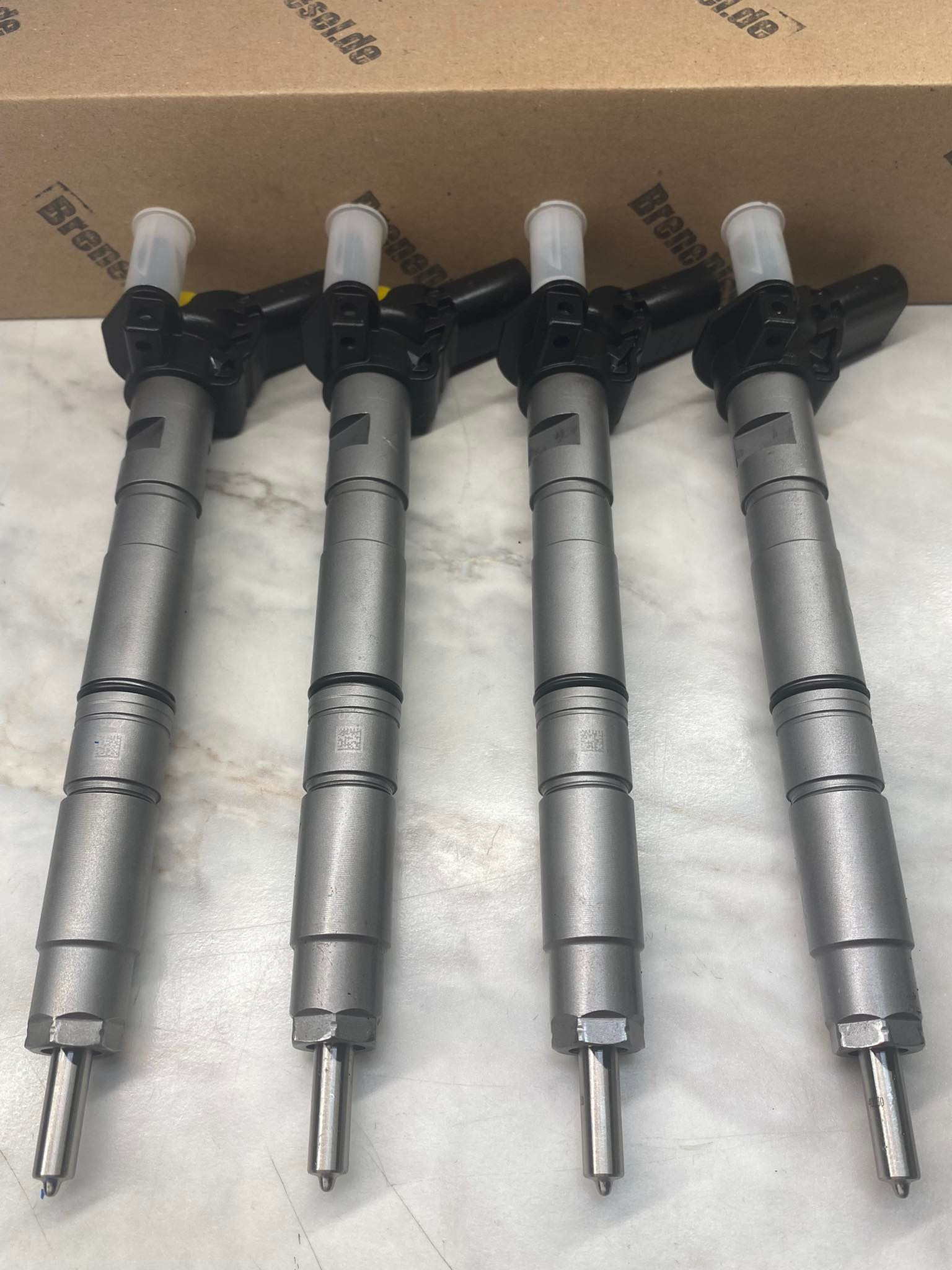 Stół warsztatowy z wtryskiwaczami i osprzętem