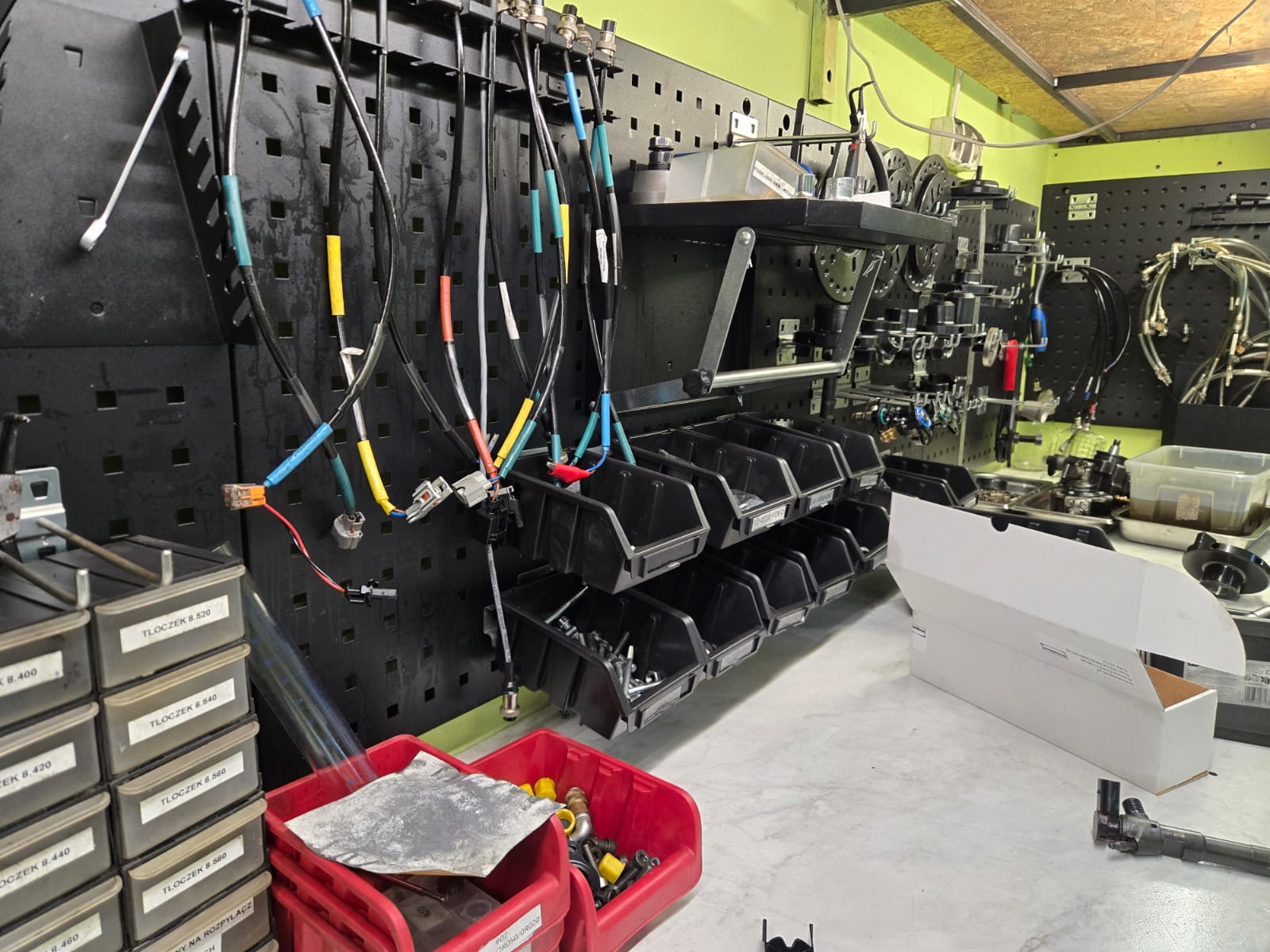 Stół warsztatowy z wtryskiwaczami i osprzętem