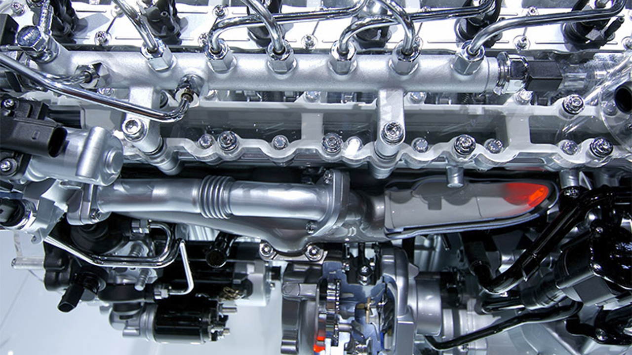 Stół warsztatowy z wtryskiwaczami i osprzętem