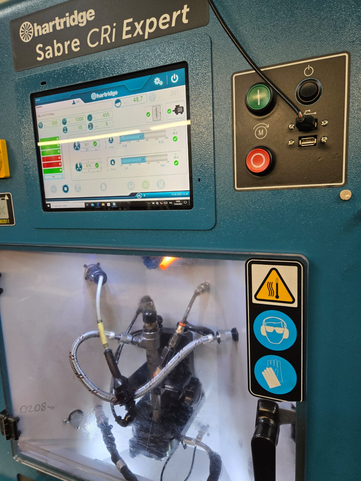 Stół warsztatowy z wtryskiwaczami i osprzętem