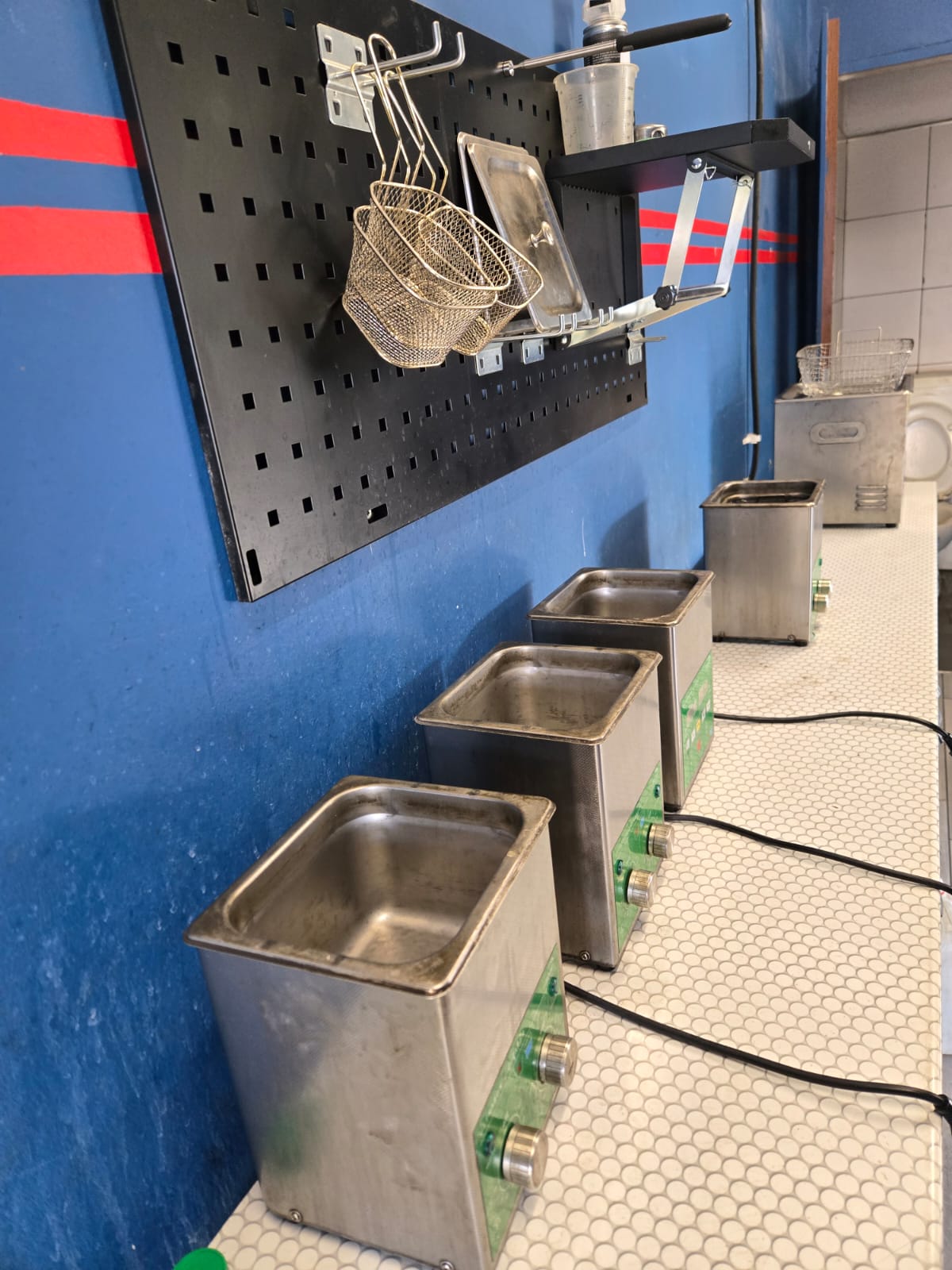 Stół warsztatowy z wtryskiwaczami i osprzętem