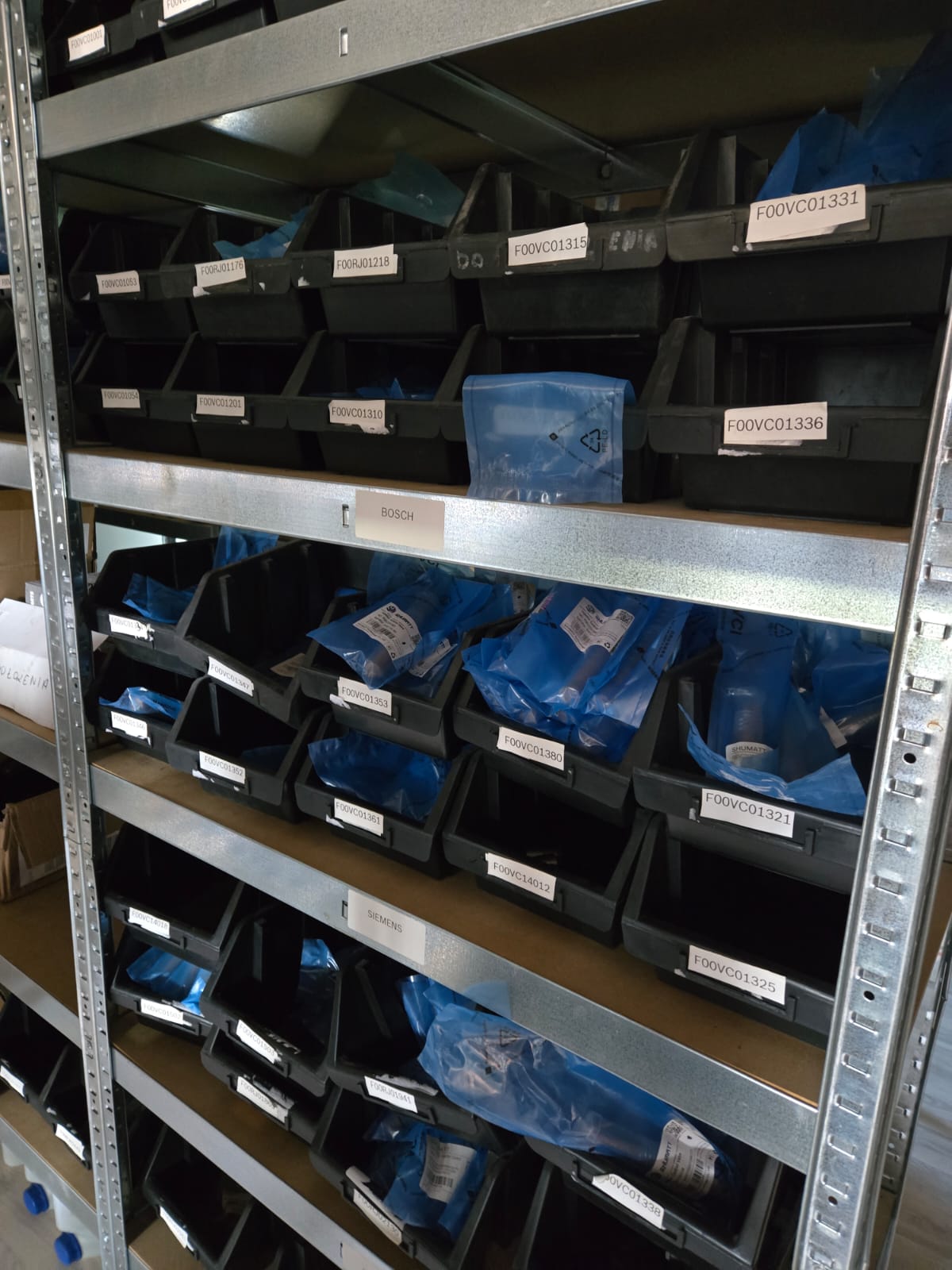 Stół warsztatowy z wtryskiwaczami i osprzętem