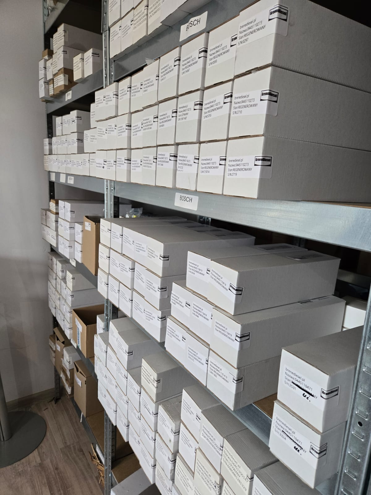 Stół warsztatowy z wtryskiwaczami i osprzętem